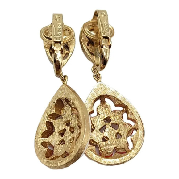 TRIFARI Coral Cabochon White Enamel Gold Tone Bangle Bracelet Dangle Earrings - Picture 4 of 12